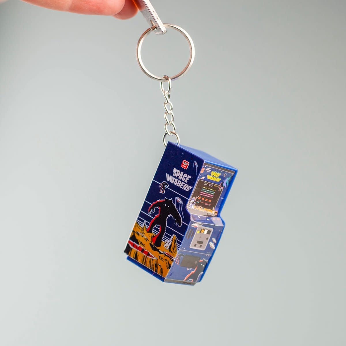 Space Invaders: Arcade Cabinet Keychain - Fans Geek Store