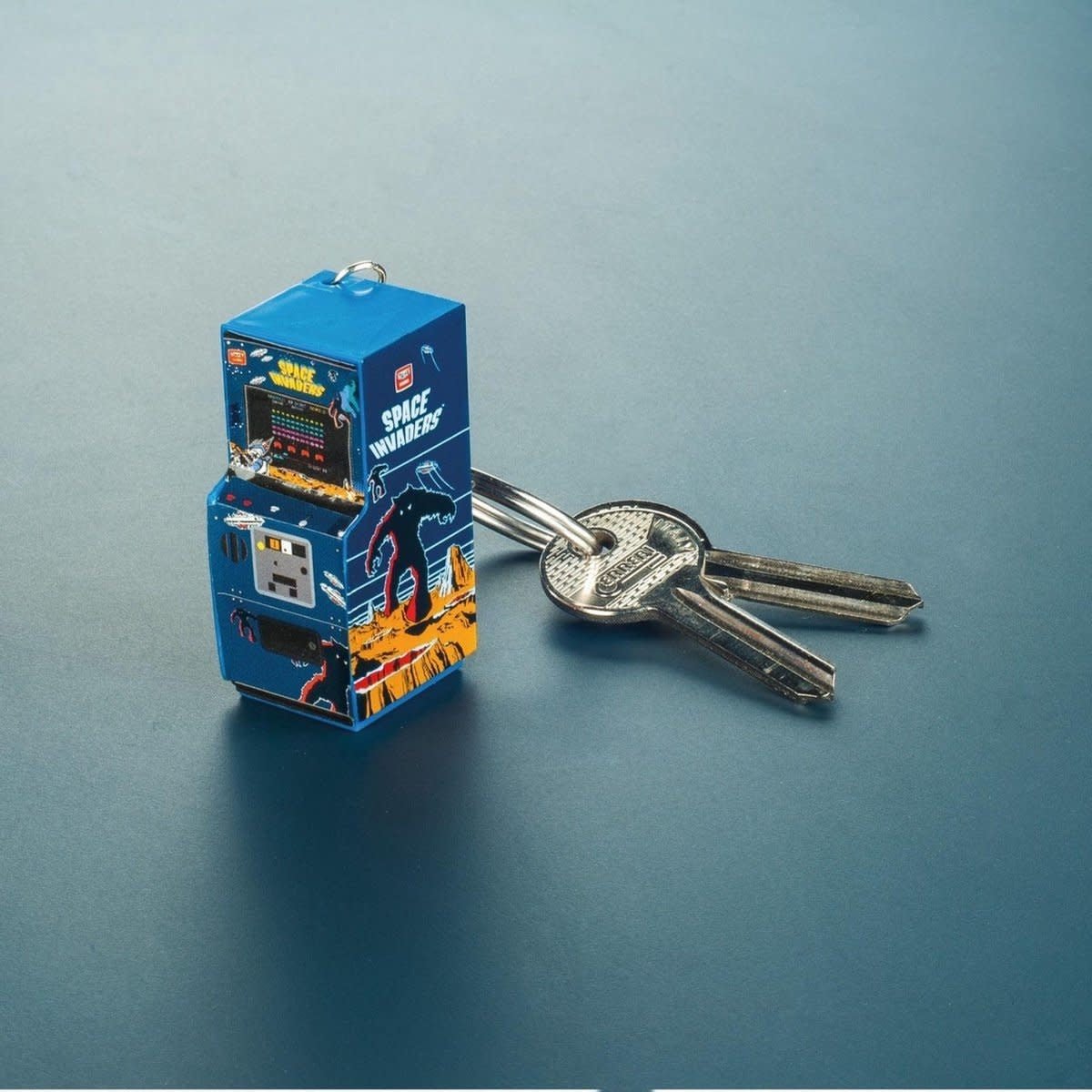 Space Invaders: Arcade Cabinet Keychain - Fans Geek Store
