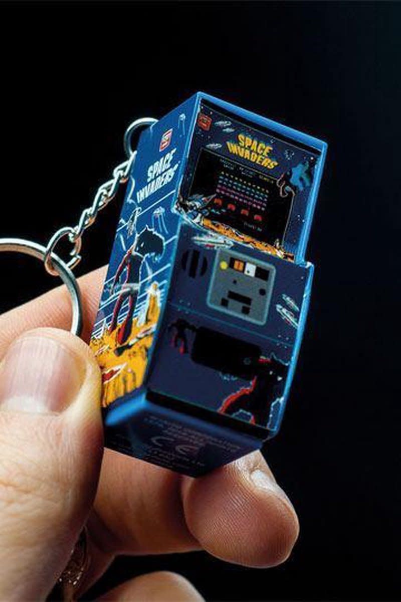 Space Invaders: Arcade Cabinet Keychain - Fans Geek Store