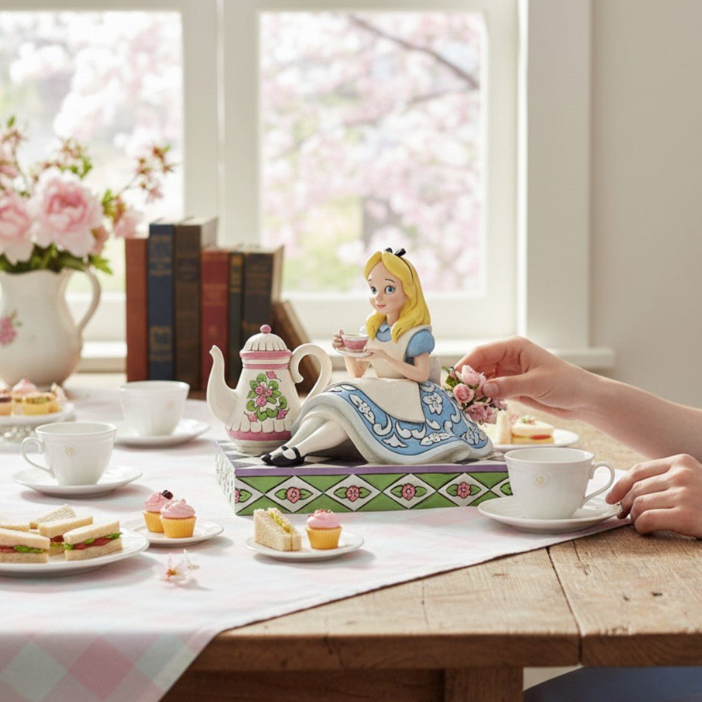Disney Traditions: Alice met Theepot Beeldje | Jim Shore – Alice in Wonderland - Fans Geek Storeproduct_typeDisney Traditions