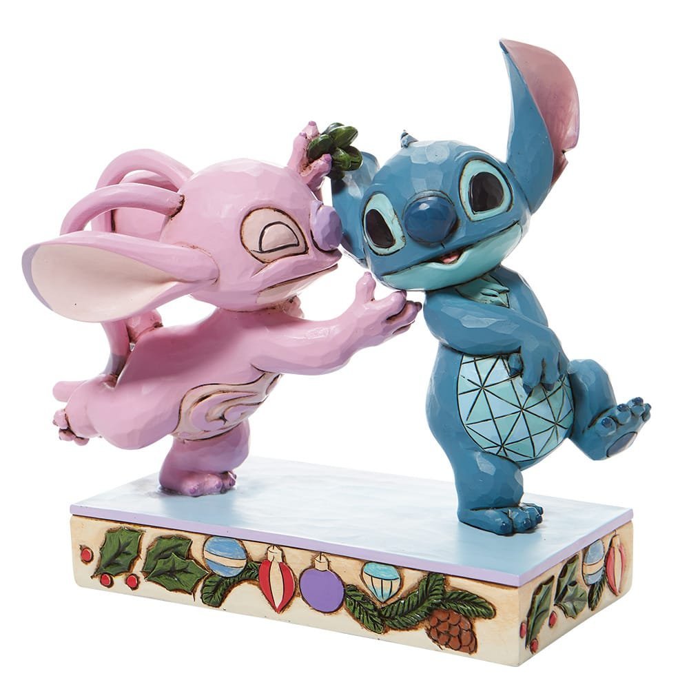 Disney Traditions – Stitch & Angel onder de Maretak | Jim Shore | 15 cm - Fans Geek Storeproduct_typeDisney Traditions (Enesco)