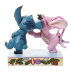 Disney Traditions – Stitch & Angel onder de Maretak | Jim Shore | 15 cm - Fans Geek Storeproduct_typeDisney Traditions (Enesco)