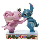Disney Traditions – Stitch & Angel onder de Maretak | Jim Shore | 15 cm - Fans Geek Storeproduct_typeDisney Traditions (Enesco)