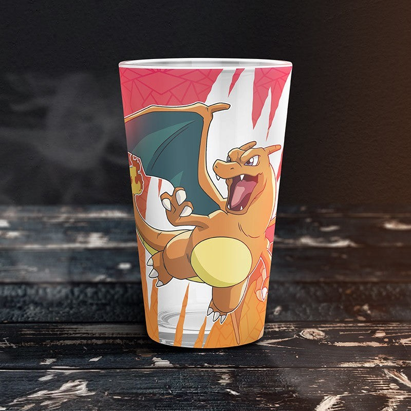 Fans Geek Store 400ml glass featuring a vibrant Charizard illustration from Pokémon on a dark wooden surface