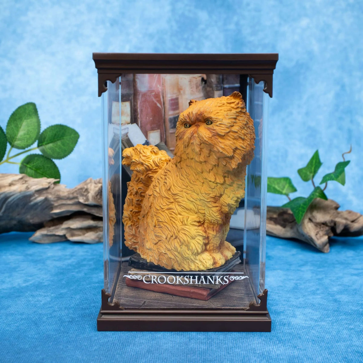 Fans Geek Store Crookshanks collectible figure from Harry Potter, featuring a fluffy orange cat in a display case.