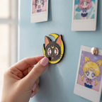 Fans Geek Store metal Luna magnet from Sailor Moon featuring the black cat character with a yellow crescent moon