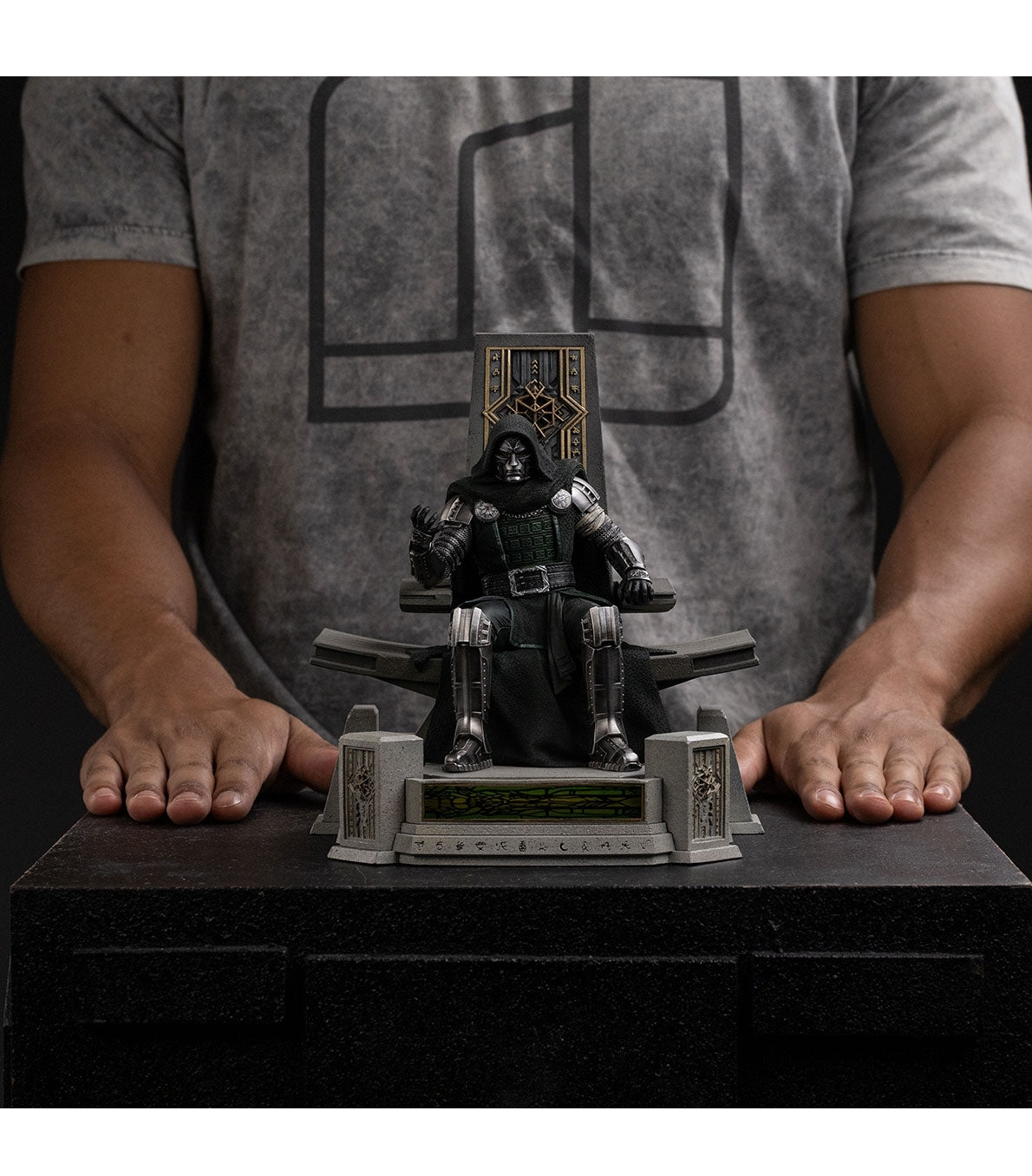Iron Studios Doctor Doom on Throne Deluxe Art Figuur 22,5 cm Marvel