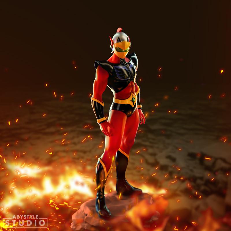 Figura SFC de Actarus com fato de piloto vermelho e preto e capacete, contra um fundo ardente