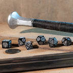 The Witcher dobbelsteenset Geralt zilveren zwaard zwart en zilver - Fans Geek Storeproduct_typeCardshouse